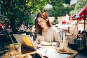 laptop-at-sidewalk-cafe